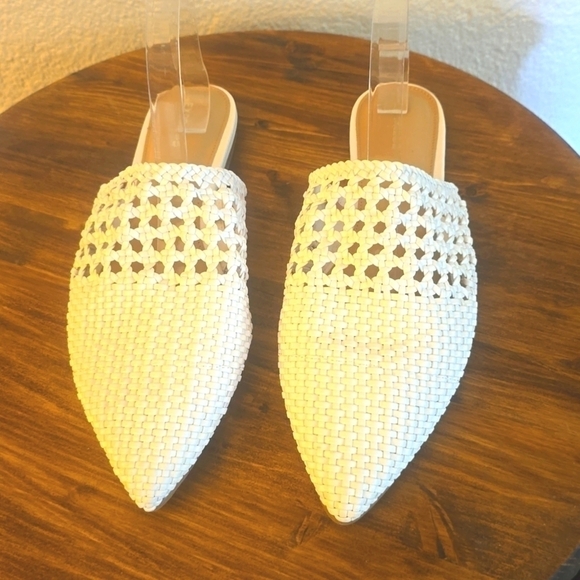 Express Womens White Pointy toe slip on MULES/ Slides Perforated New! Sz.10 - Picture 1 of 8